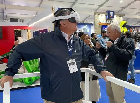 Visitantes usando lentes de realidad virtual en el stand de AquaSur (2)