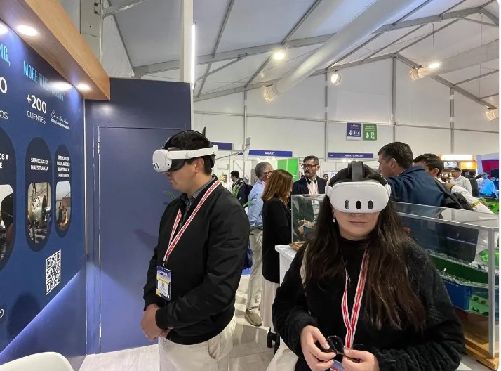 Visitantes usando lentes de realidad virtual en el stand de AquaSur (1)