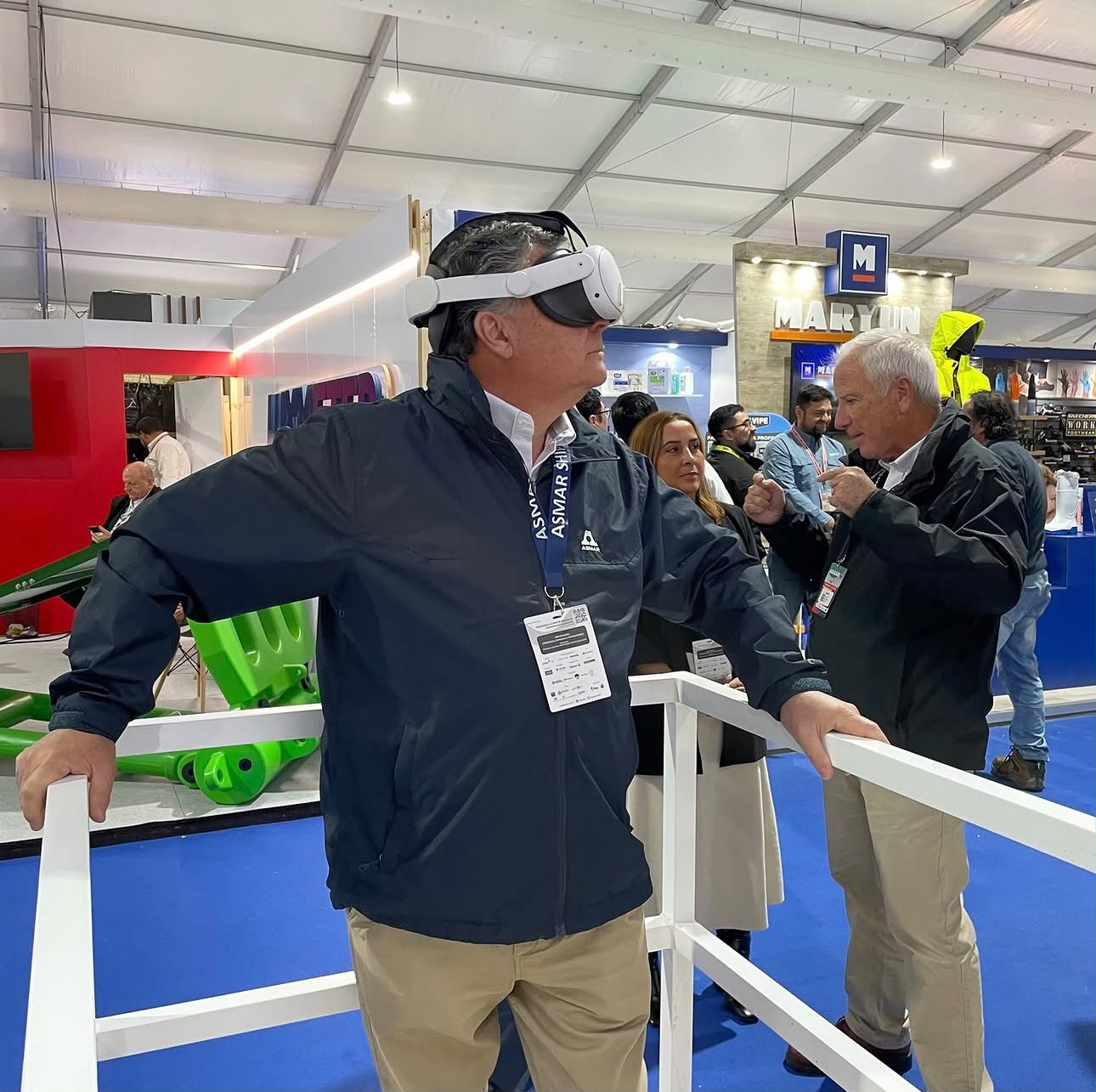 Visitante usando lentes de realidad virtual en un stand de feria