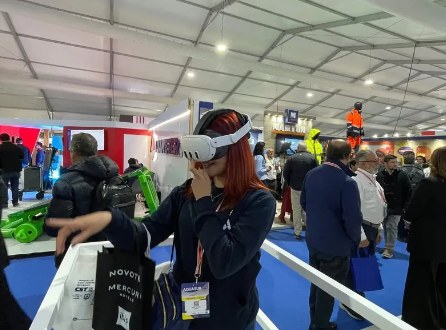 Visitantes usando lentes de realidad virtual en el stand de AquaSur (3)
